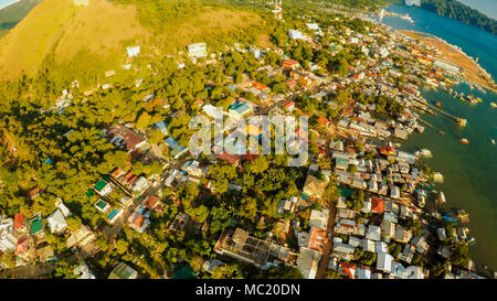 Luftaufnahme Coron Stadt mit Slums und Armenviertel. Palawan. Bu Stockfoto