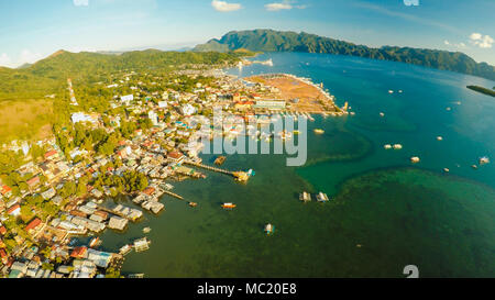 Luftaufnahme Coron Stadt mit Slums und Armenviertel. Palawan. Bu Stockfoto