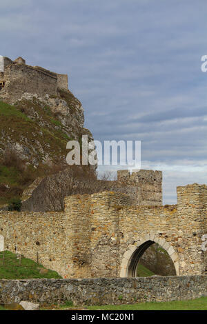 Haupteingang der Burg Devin - die Ruinen der mittelalterlichen Burg in Bratislava. Stockfoto