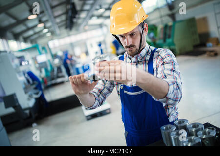 Supervisor, Qualitätskontrolle und pruduction Prüfen in der Factory Stockfoto