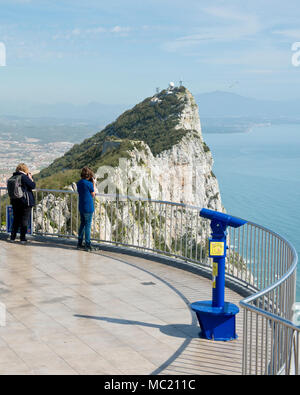 Aussichtsplattform neben der Seilbahnstation auf dem Felsen von Gibraltar Stockfoto