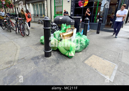 London, England, UK. Abfallsäcke um ein Fach in der Straße gedumpten Stockfoto
