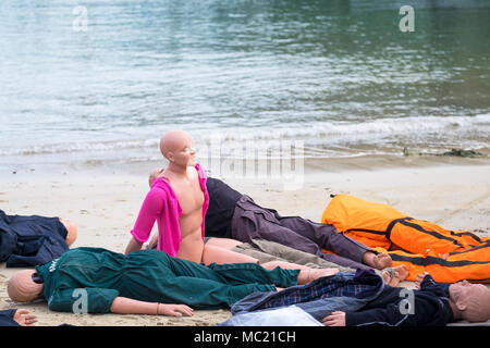 Mannequins warten in einem GMICE (Gute Medizin in anspruchsvollen Umgebungen) Major Incident Übung im Hafen von Newquay in Cornwall verwendet werden. Stockfoto