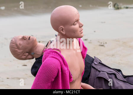 Mannequins warten in einem GMICE (Gute Medizin in anspruchsvollen Umgebungen) Major Incident Übung im Hafen von Newquay in Cornwall verwendet werden. Stockfoto