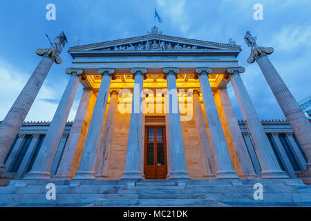 Gebäude der moderne Akademie von Athen, die höchsten Forschungseinrichtung des Landes befindet sich in Panepistimio. Stockfoto
