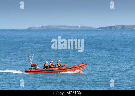 Freiwilligen der Newquay RNLI Besatzung und ihre B-Klasse Atlantic 85 Rettungsboot an einem GMICE (Gute Medizin in anspruchsvollen Umgebungen) Stockfoto