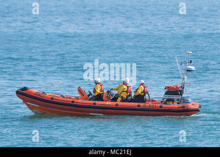 Die newquay RNLI B-Klasse Atlantic 85 küstennahe Handwerk die Teilnahme an einem GMICE (Gute Medizin in anspruchsvollen Umgebungen) incident Übung in Newquay. Stockfoto