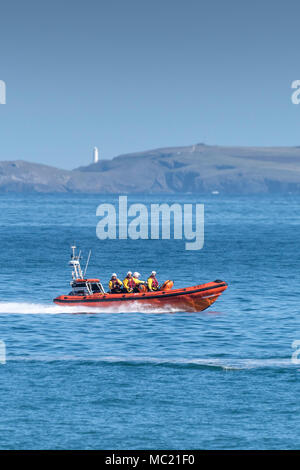 Die Newquay freiwillige RNLI Mannschaft in der B-Klasse Atlantic 85 küstennahe Rettungsfahrzeug an einem GMICE (Gute Medizin in anspruchsvollen Umgebungen) Stockfoto