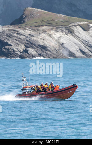 Die Newquay freiwillige RNLI Mannschaft in der B-Klasse Atlantic 85 küstennahe Rettungsfahrzeug an einem GMICE (Gute Medizin in anspruchsvollen Umgebungen) Stockfoto