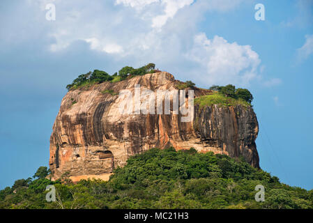 Horizontale Blick auf die Spitze von Sigiriya oder Lion's Rock in Sri Lanka. Stockfoto