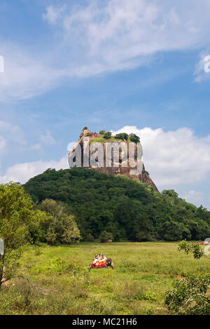 Vertikale Ansicht eines Elefanten Trekking infront von Sigiriya oder Lion's Rock in Sri Lanka. Stockfoto