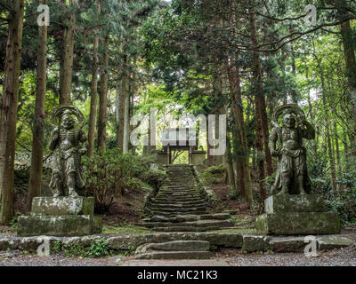 Nio Wächter an der Annäherung an Futagoji Tempel, Kanisaki, Oita, Kyushu, Japan. Stockfoto