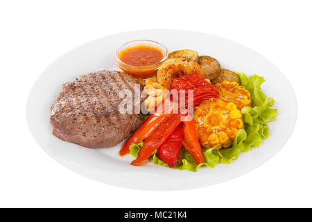 Steak Rind, Schwein, Lamm, gegrilltem Fleisch, Grill mit Beilage Gemüse auf einer Platte isolierten weißen Hintergrund. Tomaten, würzige, roter Soße. Saftig Filet, Stockfoto