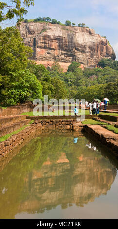 Vertikale Ansicht von Sigiriya oder Lions Rock spiegelt sich in der Water Gardens in Sri Lanka. Stockfoto