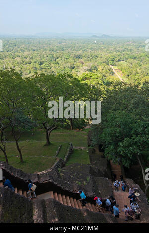 Vertikale Ansicht von Touristen Anfang nach oben Sigiriya oder Lions Rock in Sri Lanka. Stockfoto