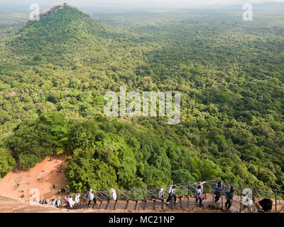 Horizontale Ansicht von Touristen klettern die steile Treppe nach Sigiriya oder Lions Rock in Sri Lanka. Stockfoto