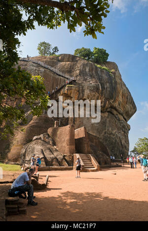 Vertikale Ansicht von Touristen an der Lion Gate bei Sigiriya oder Lions Rock in Sri Lanka. Stockfoto