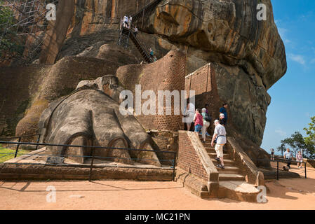 Horizontale Ansicht von Lion Gate bei Sigiriya oder Lions Rock in Sri Lanka. Stockfoto