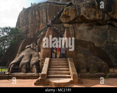 Horizontale Ansicht von Lion Gate bei Sigiriya oder Lions Rock in Sri Lanka. Stockfoto