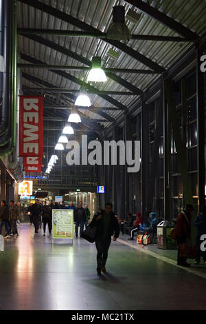 Darmstadt, Deutschland - 31. Oktober 2017: Die Bahn Galerie in Darmstadt Hauptbahnhof mit Geschäften und Läden am 31. Oktober 2017 Darmstadt. Stockfoto