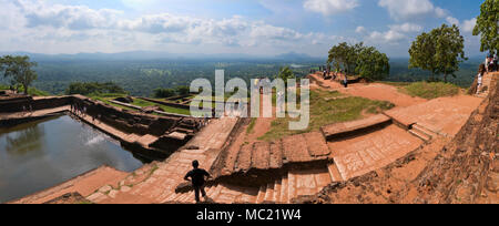 Horizontale Panoramablick vom Gipfel des Sigiriya oder Lions Rock in Sri Lanka. Stockfoto