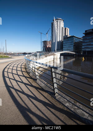 Fußgängerbrücke zu MediaCityUK in Salford Quays, Manchester England England Stockfoto