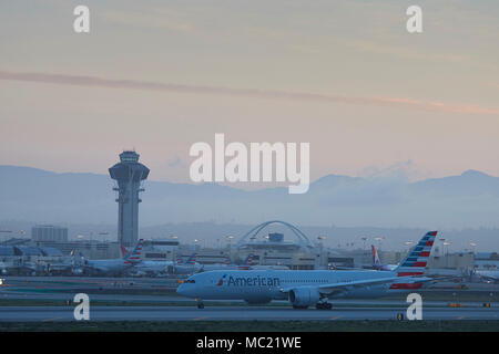 American Airlines Boeing 787 Dreamliner, Landung auf dem internationalen Flughafen von Los Angeles, LAX, bei Sonnenaufgang. Die San Gabriel Mountains hinter, Kalifornien. Stockfoto