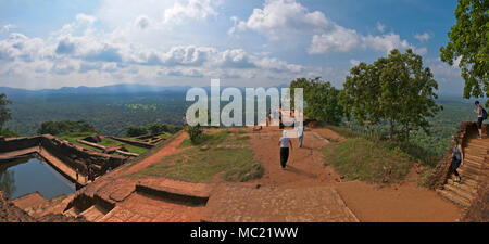 Horizontale Panoramablick vom Gipfel des Sigiriya oder Lions Rock in Sri Lanka. Stockfoto