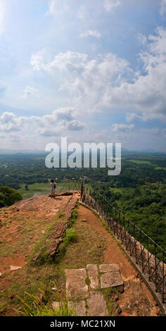 Vertikale Panoramablick vom Gipfel des Sigiriya oder Lions Rock in Sri Lanka. Stockfoto