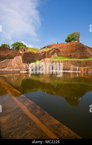 Vertikale Ansicht des zentralen Baden Pool oben Sigiriya oder Lions Rock in Sri Lanka. Stockfoto