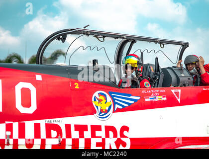 Jupiter Aerobatic Team Leader Lieutenant Hermawan Muhammad 'Razor' Kisha auf Cockpit tragen Helm Stockfoto