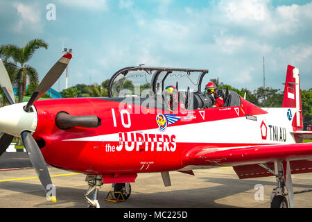 Jupiter Aerobatic Team Leader Lieutenant Hermawan Muhammad 'Razor' Kisha auf Cockpit von KT-1 B Wongbee Single Engine Turboprop. Stockfoto