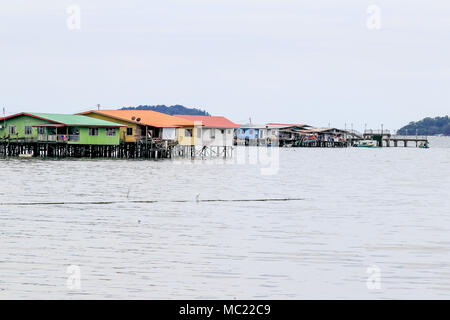 Pfahlbauten in einem Fischerdorf, das Südchinesische Meer. Malaysia. Stockfoto