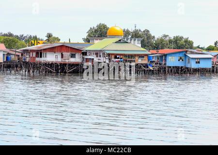 Pfahlbauten in einem Fischerdorf, das Südchinesische Meer. Borneo, Malaysia. Stockfoto