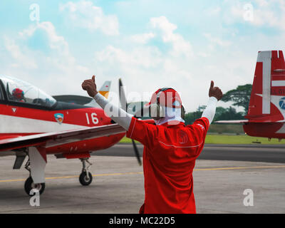 Aircarft Bodenpersonal Rampe und Marshalling Handzeichen während Jupiter Aerobatic Team Airshow in Halim Perdana Kusuma militärischer Flughafen Stockfoto