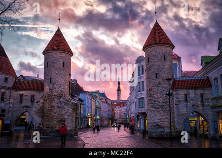 Sonnenuntergang über der Altstadt. Das barbican von Viru Tor war Teil des Verteidigungssystems von Tallinn Stadtmauer aus dem 14. Jahrhundert. Stockfoto