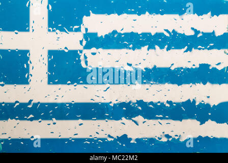 Wassertropfen auf griechische Flagge Hintergrund. Geringe Tiefenschärfe. Selektive konzentrieren. Getönt Stockfoto