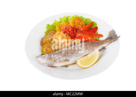 Fisch Forelle mit einem Kopf gebacken, gebraten über dem offenen Feuer mit Beilage Gemüse eine Scheibe Zitrone und Pfeffer Leckere saftige natürliche weiße Isolat Stockfoto