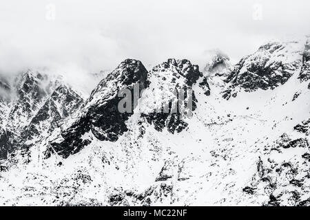 Tatra Berge mit schneebedeckten Gipfeln in Polen (Ansicht von Kasprowy Wierch). Stockfoto