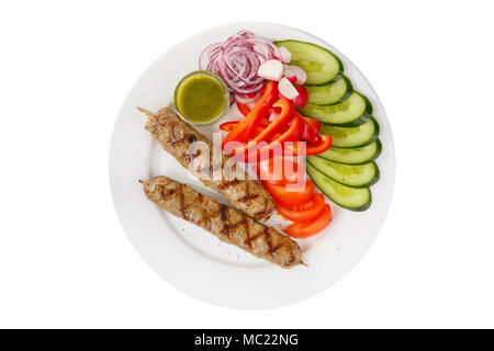 Kebab, Rind, Lamm, Schwein Fleisch vom Grill, Grill, mit Beilage Gemüse auf einem Teller, auf weißem Hintergrund. Grünen würzigen Wasabi Sauce. Ansicht her Stockfoto