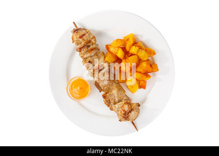 Shish Kebab, Rind, Lamm, Schwein, Huhn gegrilltes Fleisch, Grill, mit Beilage, die Kartoffel auf einem Teller, auf weißem Hintergrund. Senf, gelbe Soße. Stockfoto
