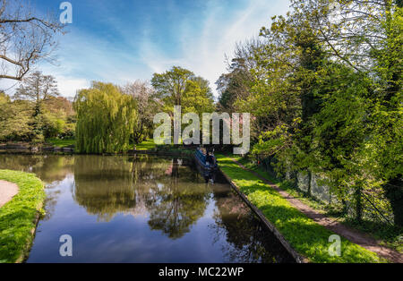 Watford, Großbritannien - 17 April, 2014: Blick auf die Grand Union Canal in Cassiobury Park, in London. Stockfoto