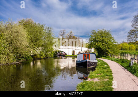 Watford, Großbritannien - 17 April, 2014: Blick auf die Grand Union Canal und der Hain Brücke (Grove Zierpflanzen Brücke Nr. 164) in Cassiobury Park, in London. Stockfoto