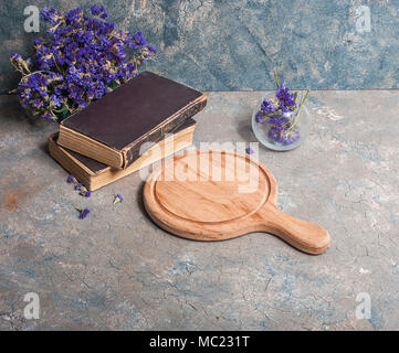 Grauer Hintergrund Textur mit Schneidebrett. Stockfoto