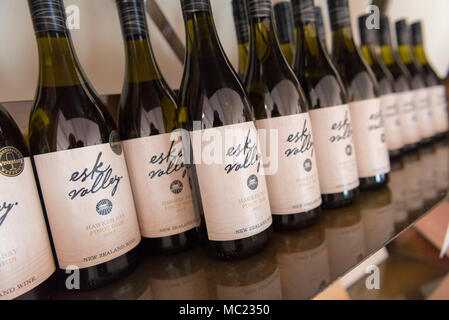 Flaschen Wein für den Verkauf im Weingut Shop im Esk Vally Hawkes Bay Weinberg Neuseeland Stockfoto