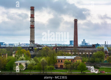 Industrielle Landschaft mit zwei Rohre gegen bewölkter Himmel Stockfoto