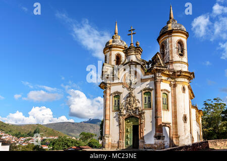 Alte katholische Kirche aus dem 18. Jahrhundert im Zentrum des berühmten und historischen Stadt Ouro Preto in Minas Gerais entfernt Stockfoto