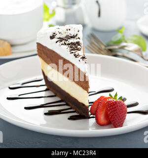 Drei chocolate layered Mousse Cake Stockfoto