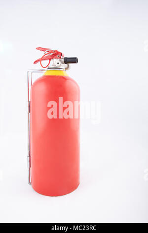 Seitenansicht eines tragbaren rote Feuerlöscher auf eine weiße Fläche mit Kopie Raum, hohe Auflösung Stockfoto