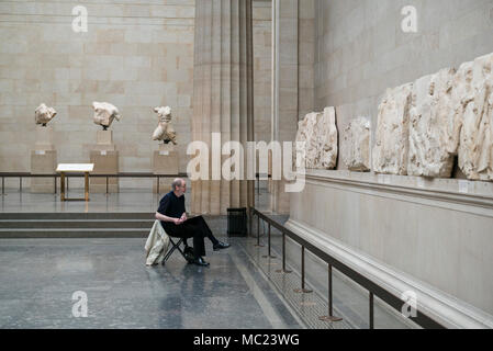 London. England. Artist skizzieren Abschnitt der Parthenon-fries (Elgin Marbles) in der duveen Gallery des British Museum. Parthenon Frieze (Elgi Stockfoto